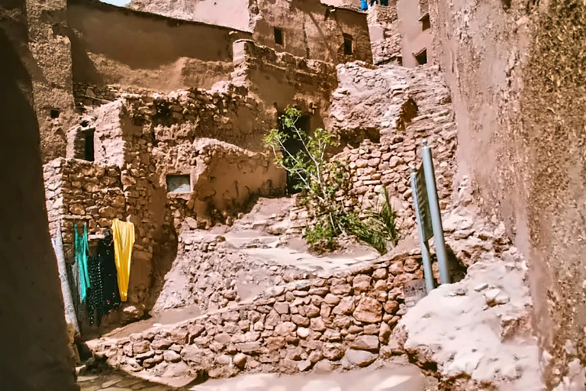 La scalinata di pietra che sale fra le case di Ait Ben Haddou