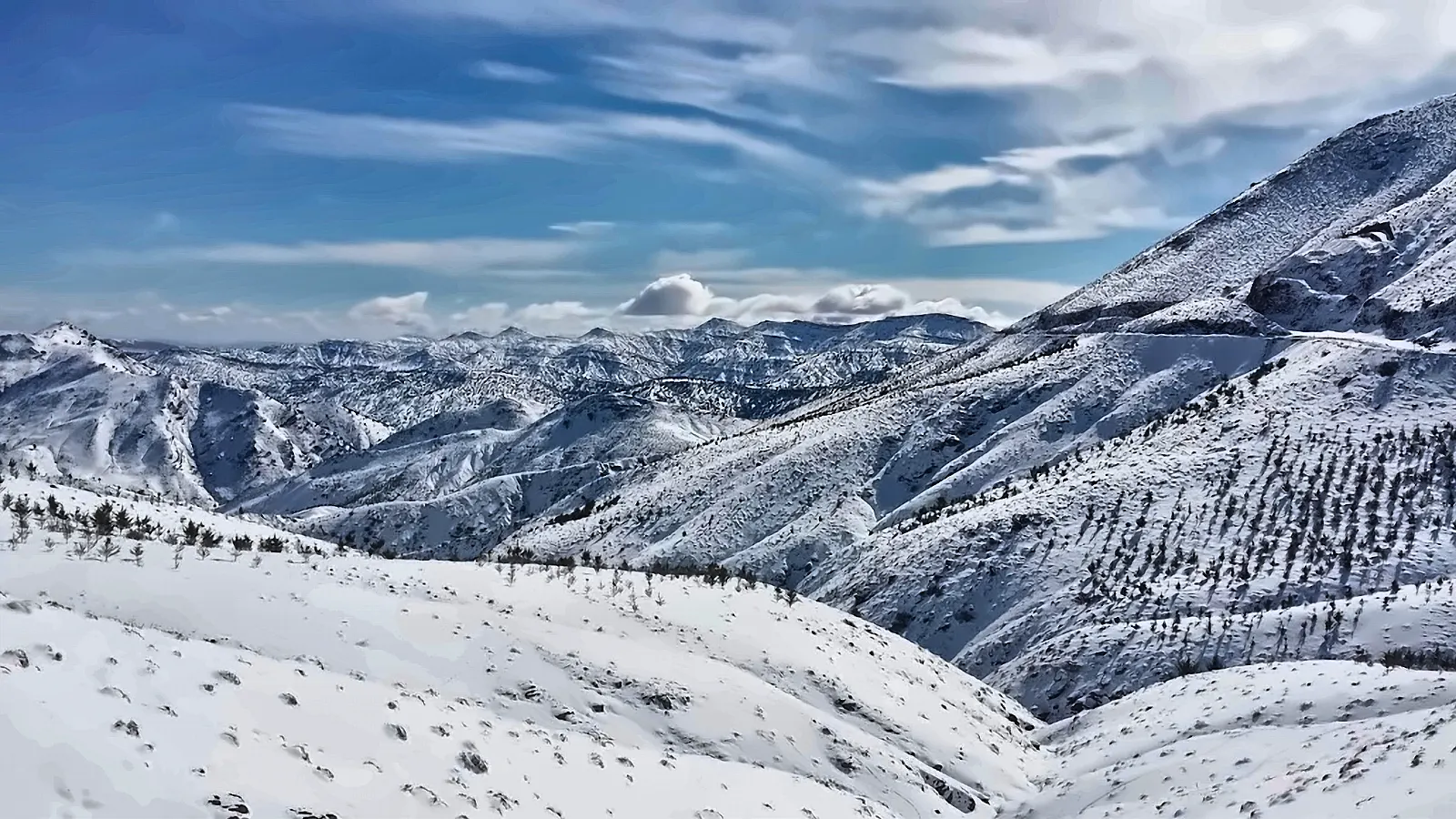 Panorama delle montagne dell’Atlante coperte di neve
