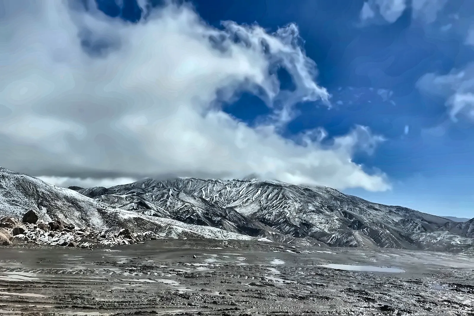 La piana d’alta quota con la neve e le nuvole basse