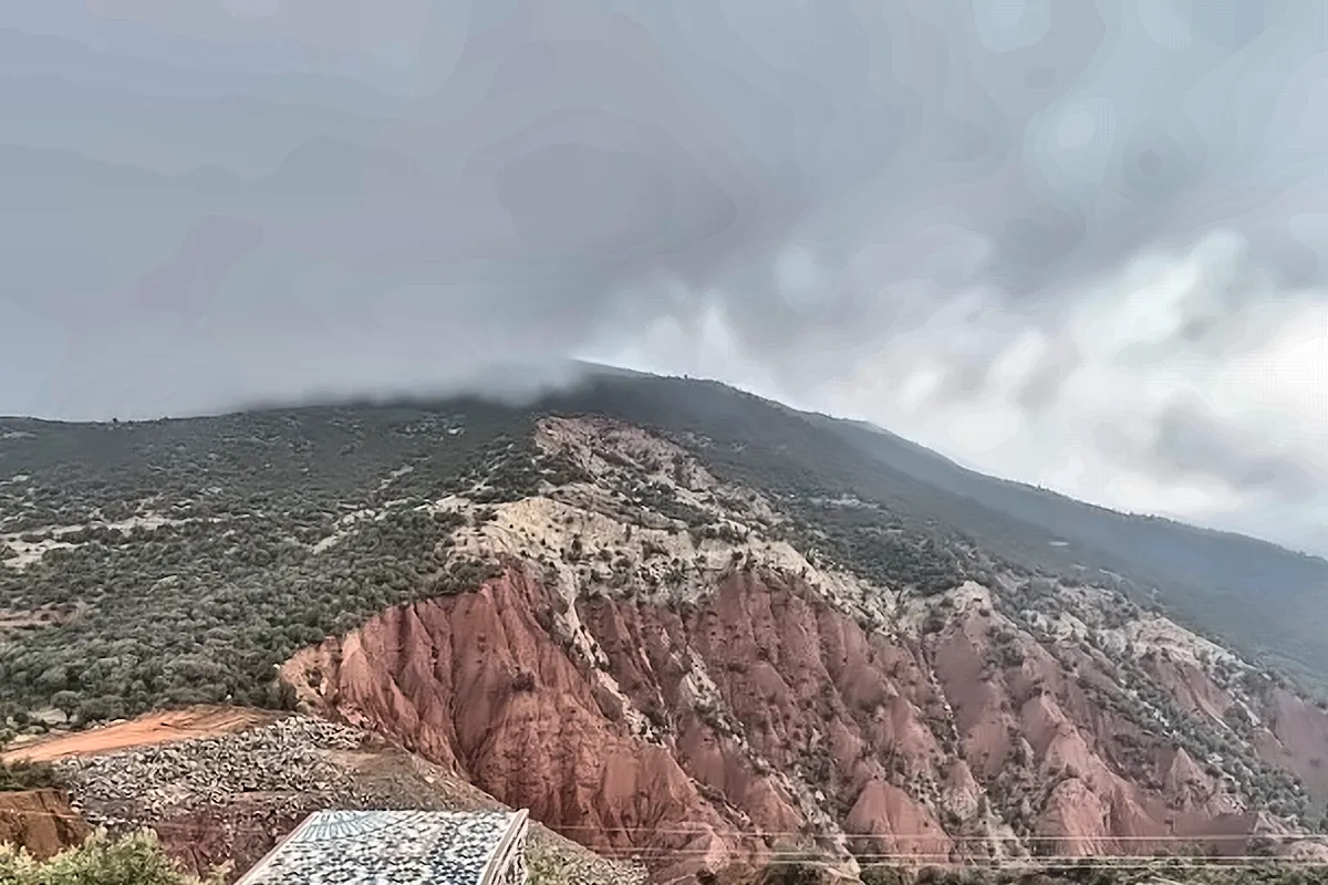 Belvedere con parapetto piastrellato sulle montagne rosse