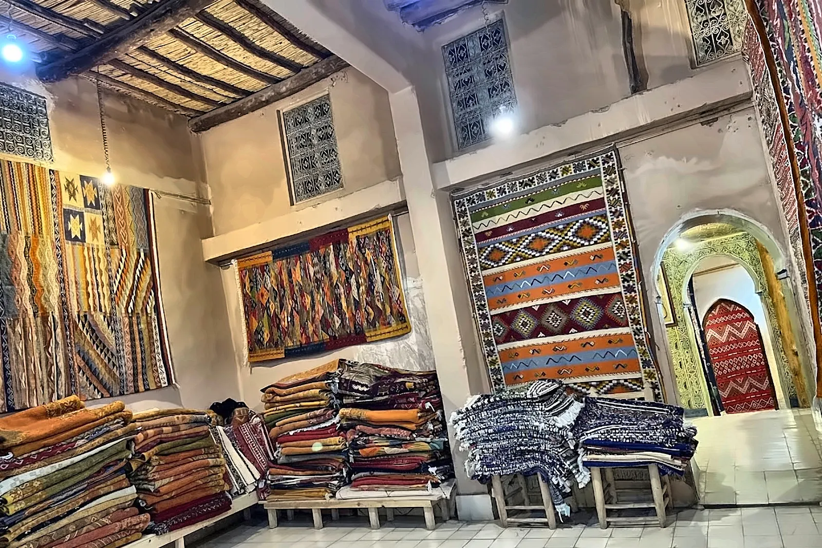 Una bottega di tappeti berberi nella medina