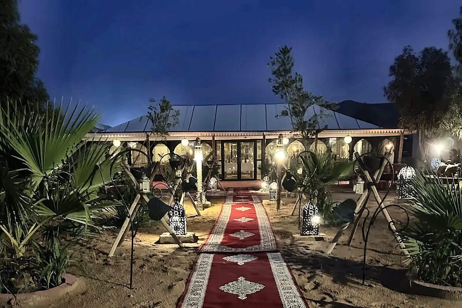 Il camminamento illuminato di un campo di lusso, di sera