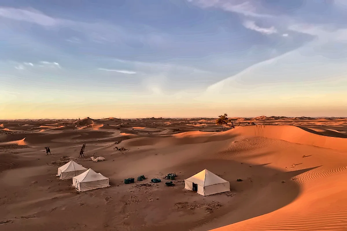 Un piccolo campo isolato fra le dune, senza altre luci intorno