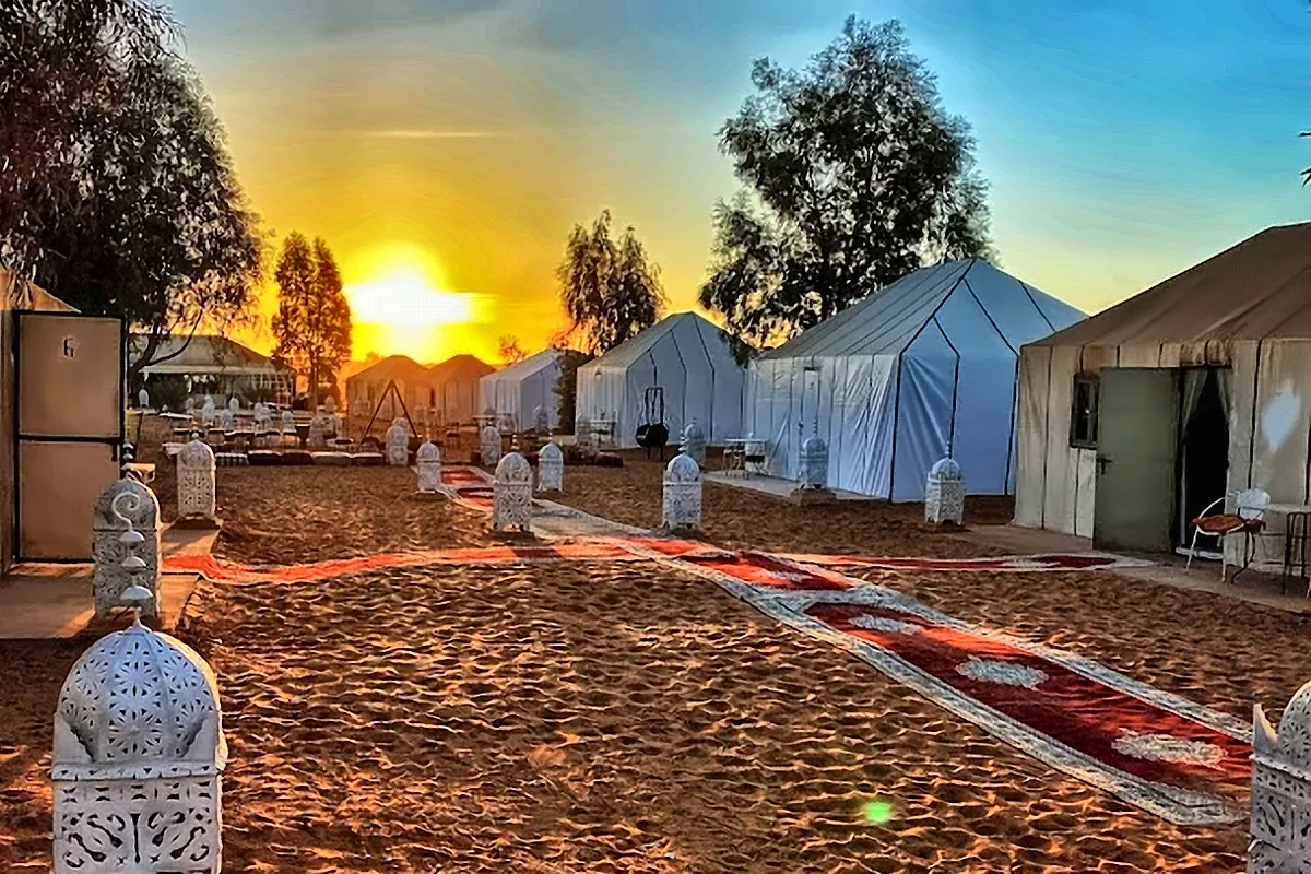 Il campo tendato al tramonto, con le lanterne gia accese