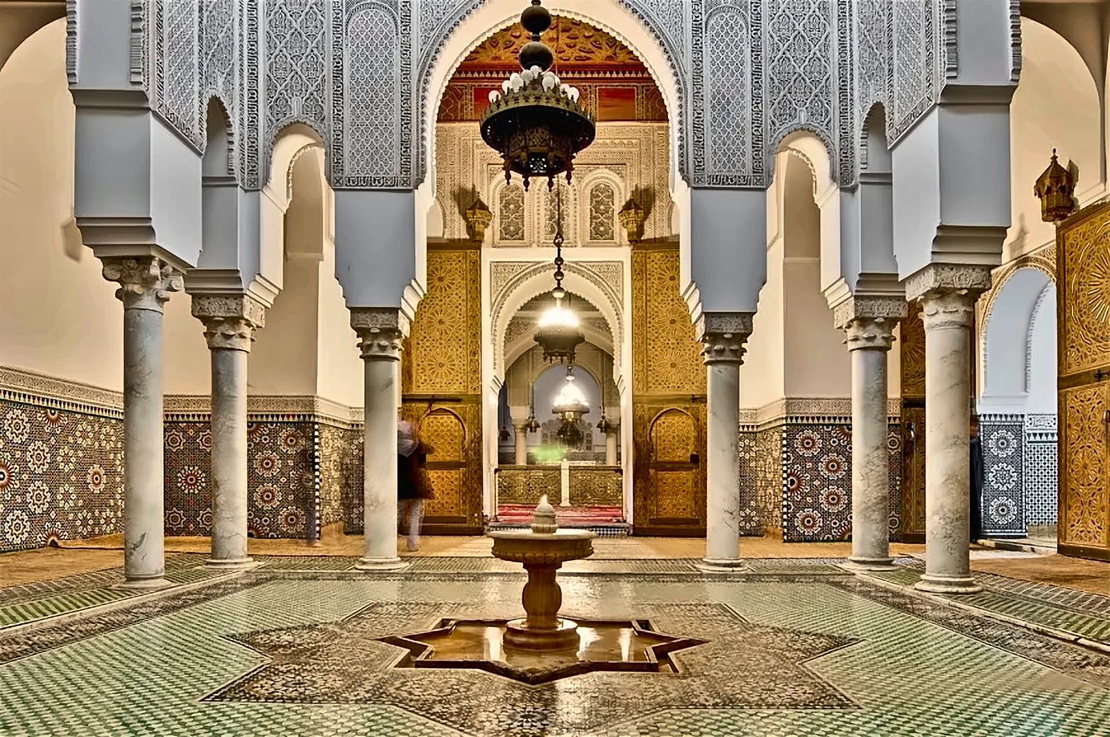 Sala colonnata con la fontana e gli zellij, a Casablanca
