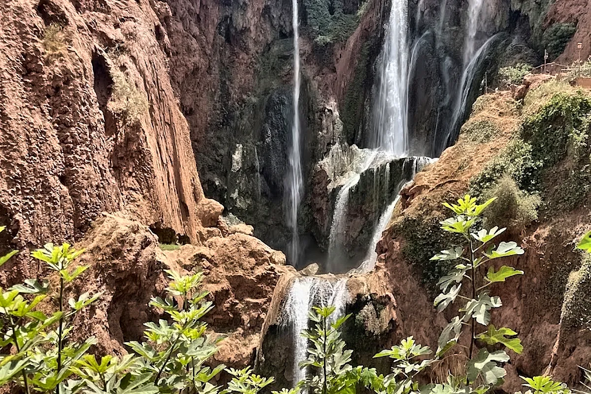 Le cascate di Ouzoud che scendono fra la vegetazione