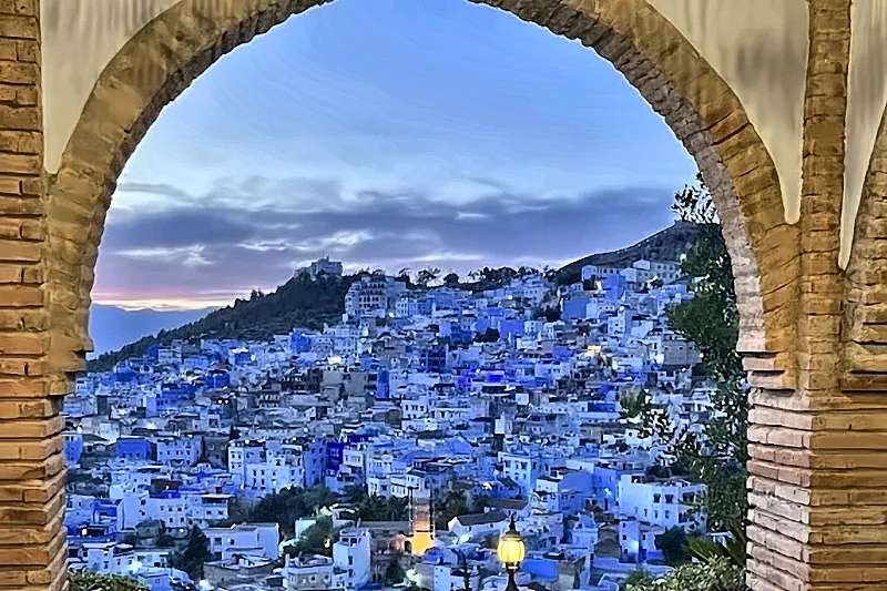 Un arco che inquadra le case azzurre della citta blu