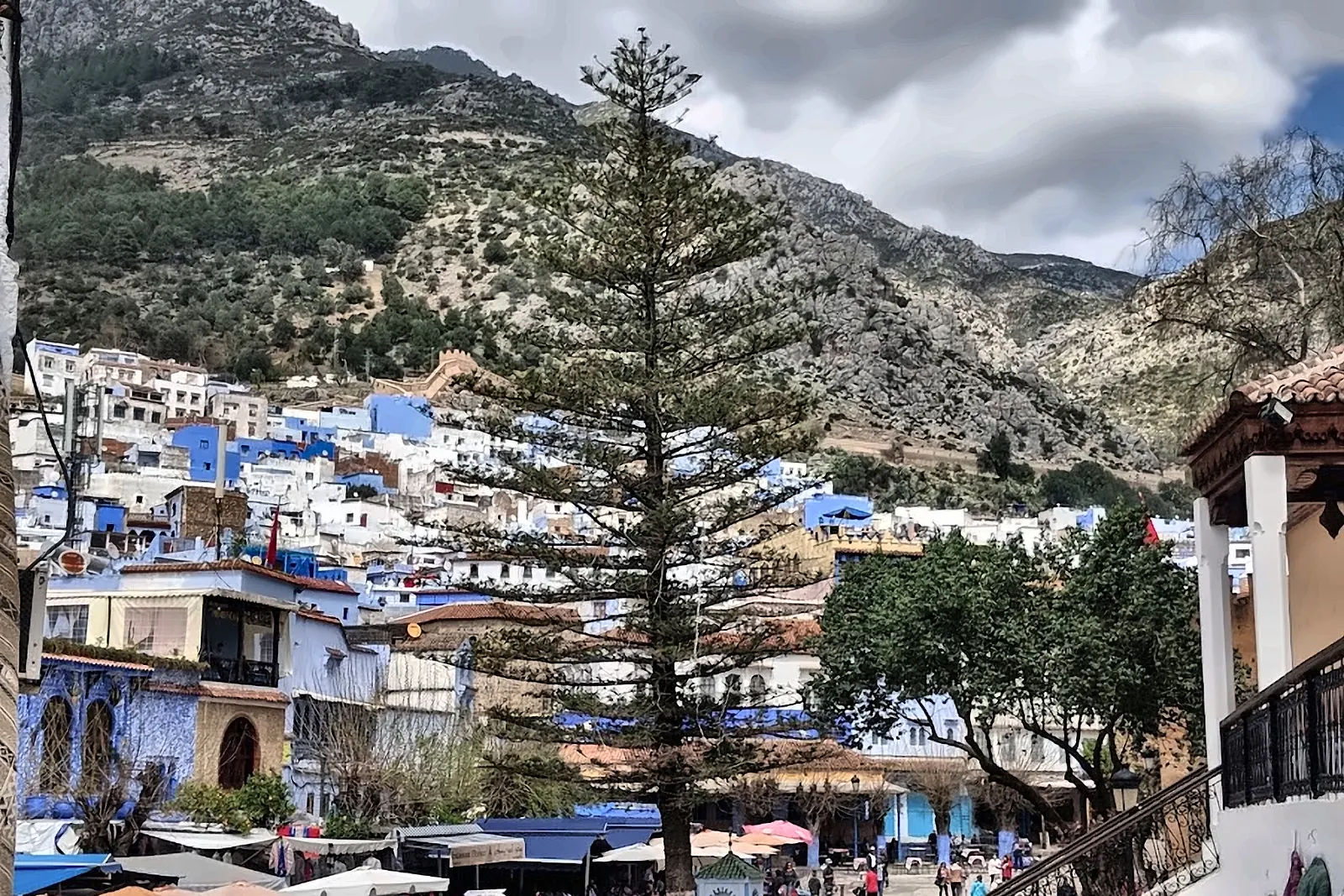 La piazza di Chefchaouen vista dall’alto, con il monte alle spalle