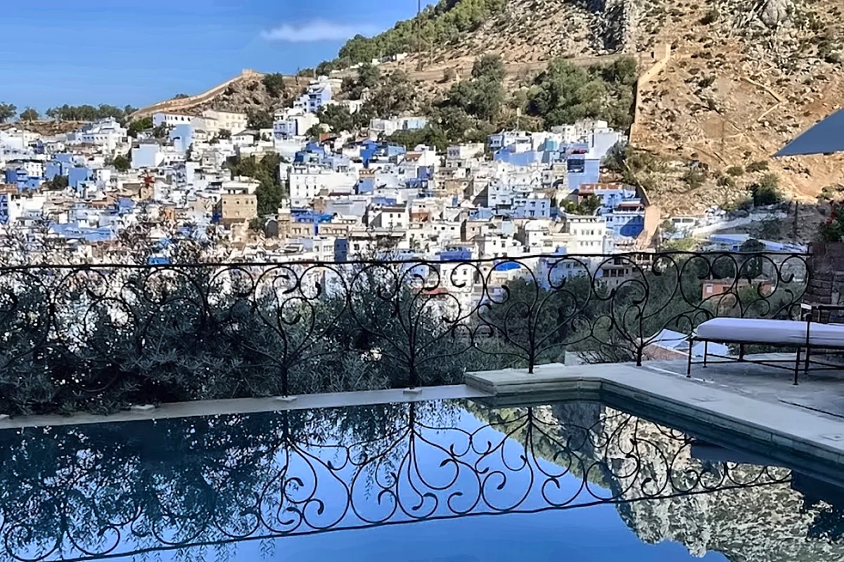 Le case azzurre di Chefchaouen riflesse nell’acqua