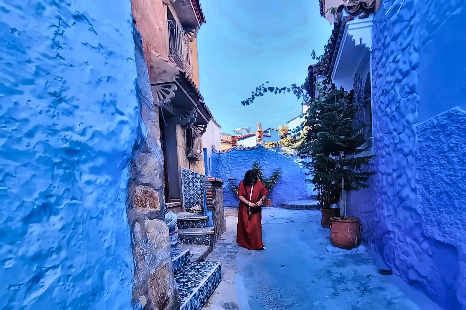 La scalinata azzurra di un vicolo di Chefchaouen