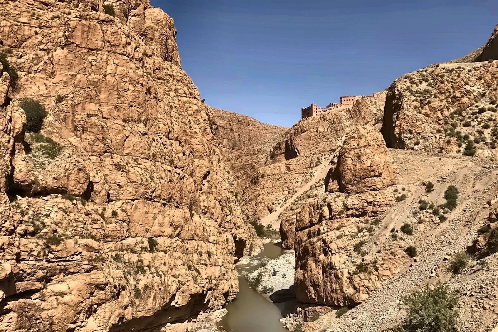 Le pareti rocciose delle gole del Dades sopra il torrente