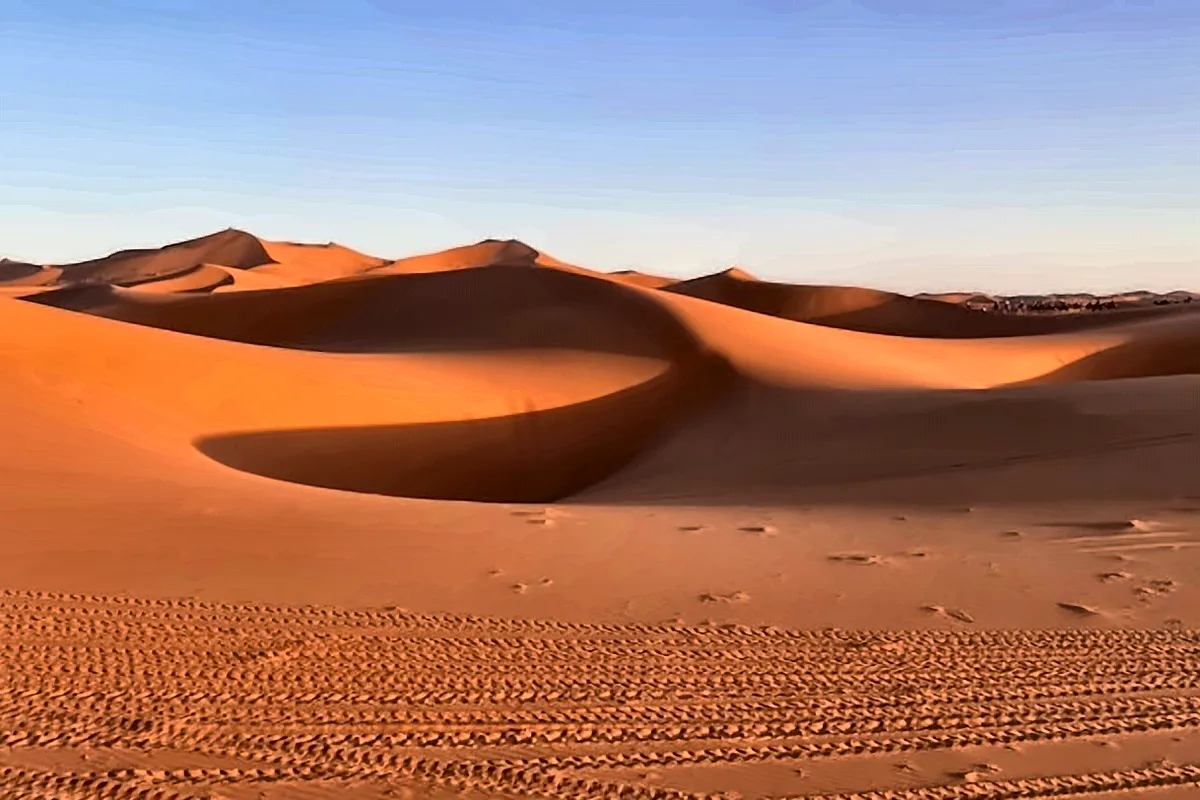 Il crinale di una grande duna arancione di Erg Chebbi