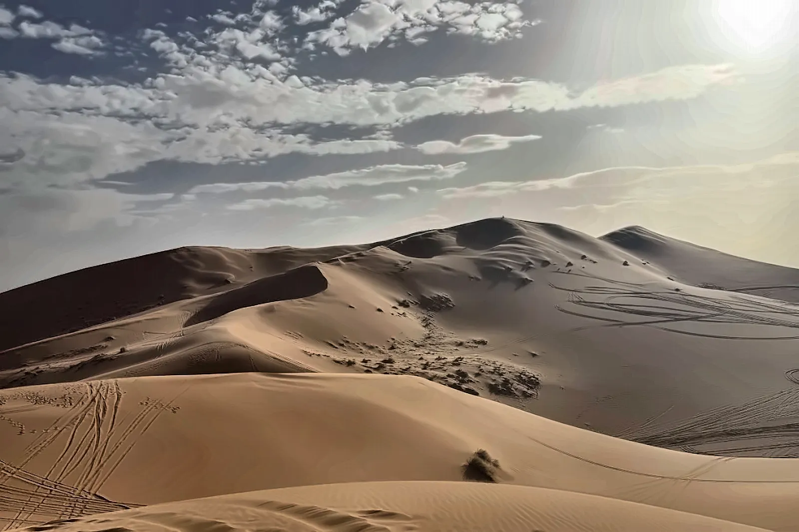 Una duna dell’Erg Chebbi controluce, con la foschia del mattino