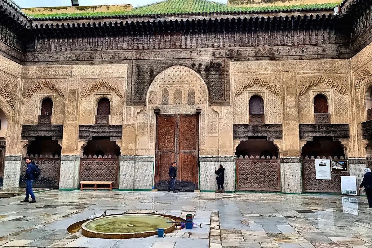 Un portale decorato con le tegole verdi a Fes
