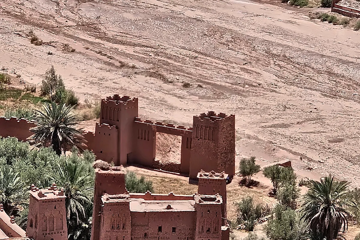 Kasbah di terra circondata dal palmeto, vista dall’alto