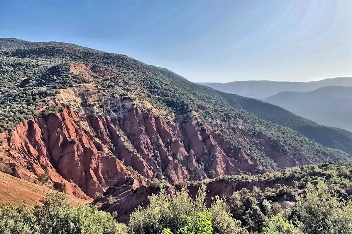 Valle verde del Medio Atlante fra le pareti rosse