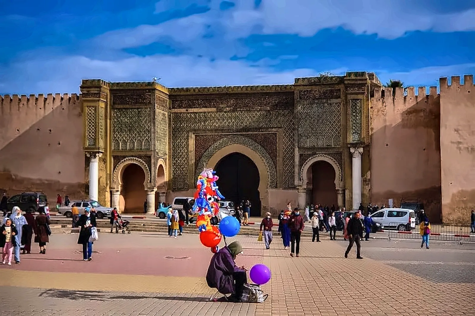 La porta Bab Mansour a Meknes, con la piazza davanti