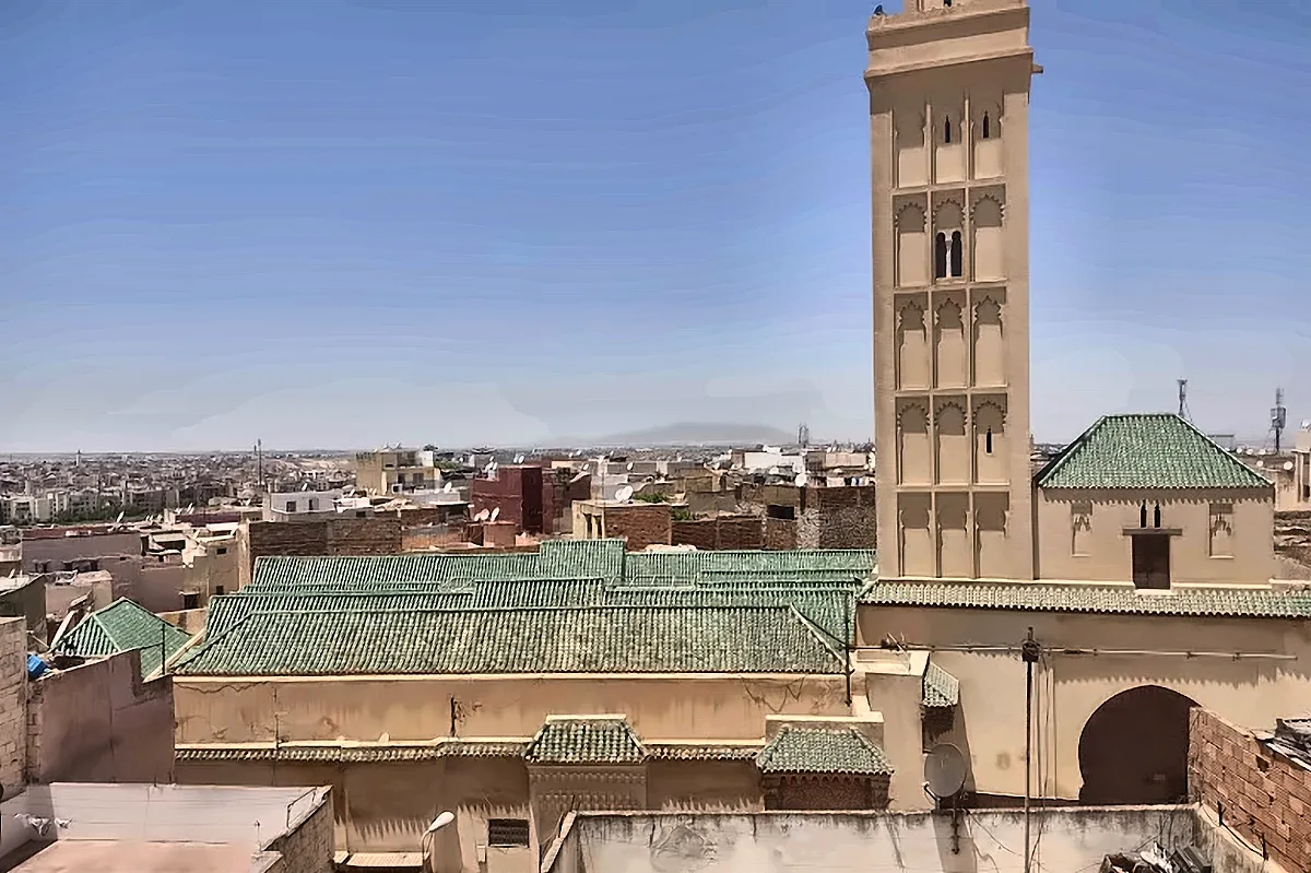 Il minareto sopra i tetti della medina di Meknes