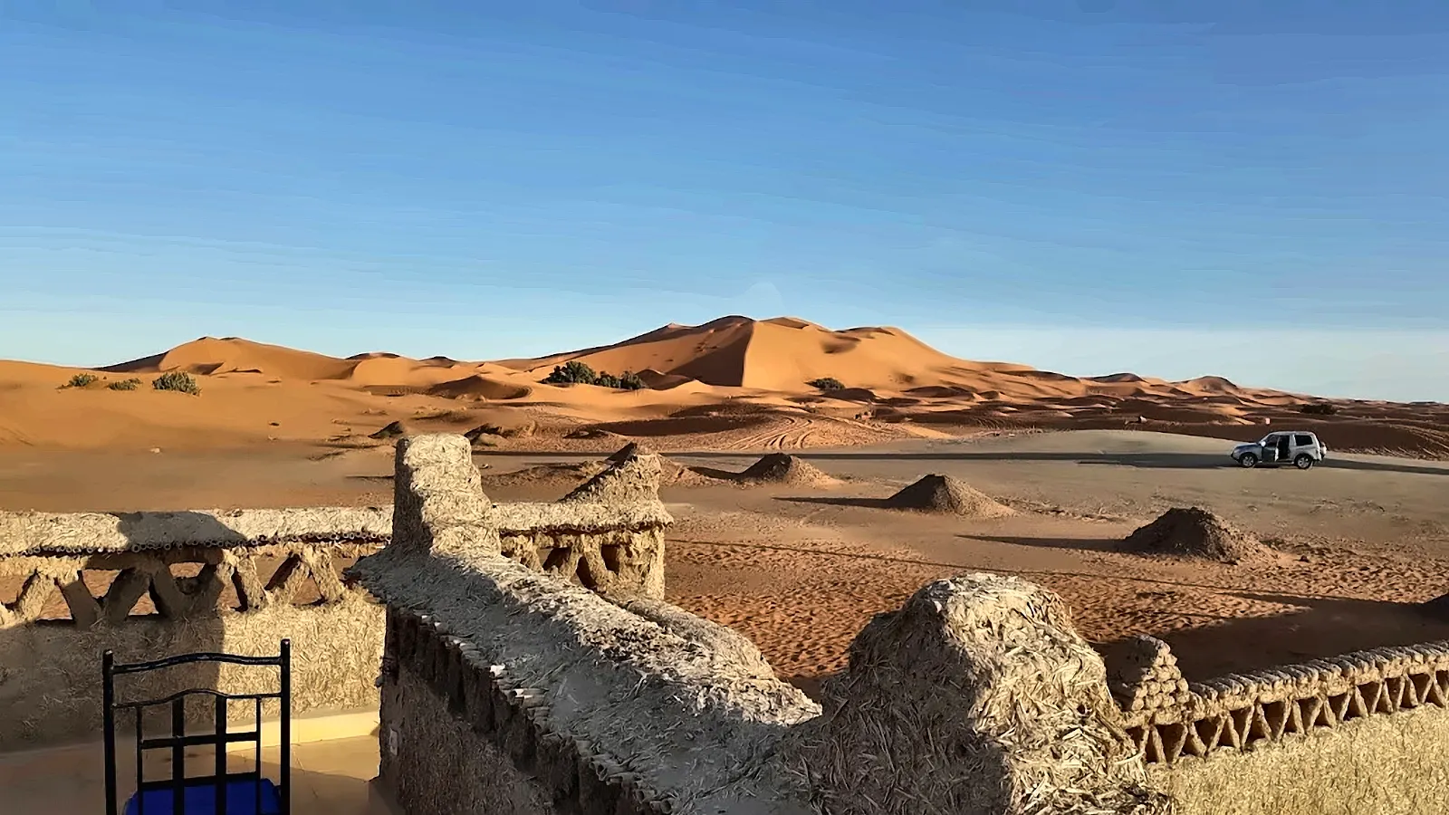 La terrazza di un alloggio affacciata sulle dune di Merzouga