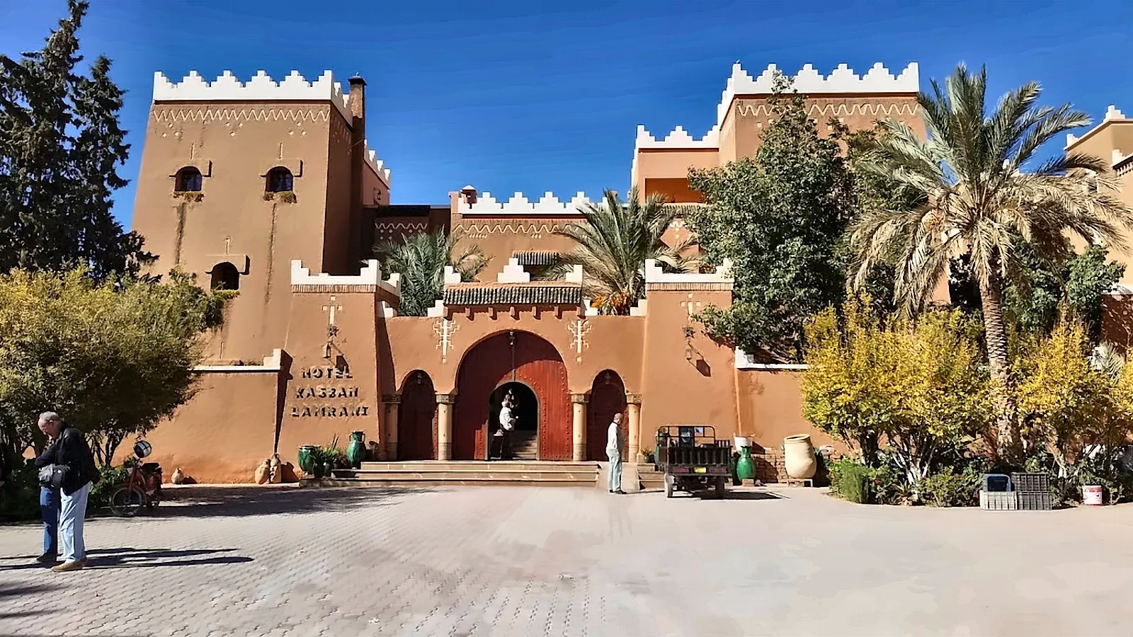 L’ingresso ad arco di una kasbah di Ouarzazate con le palme