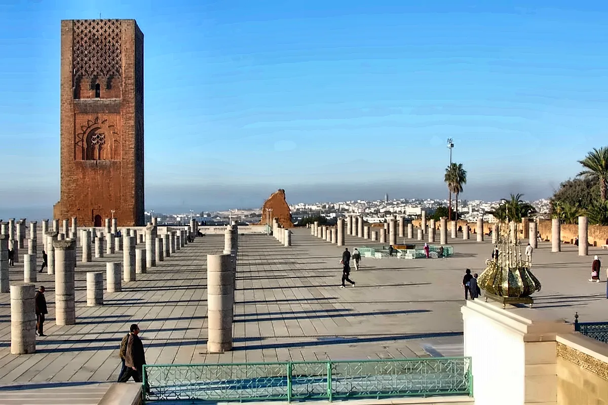 La torre Hassan e le colonne della moschea incompiuta, con Rabat sullo sfondo