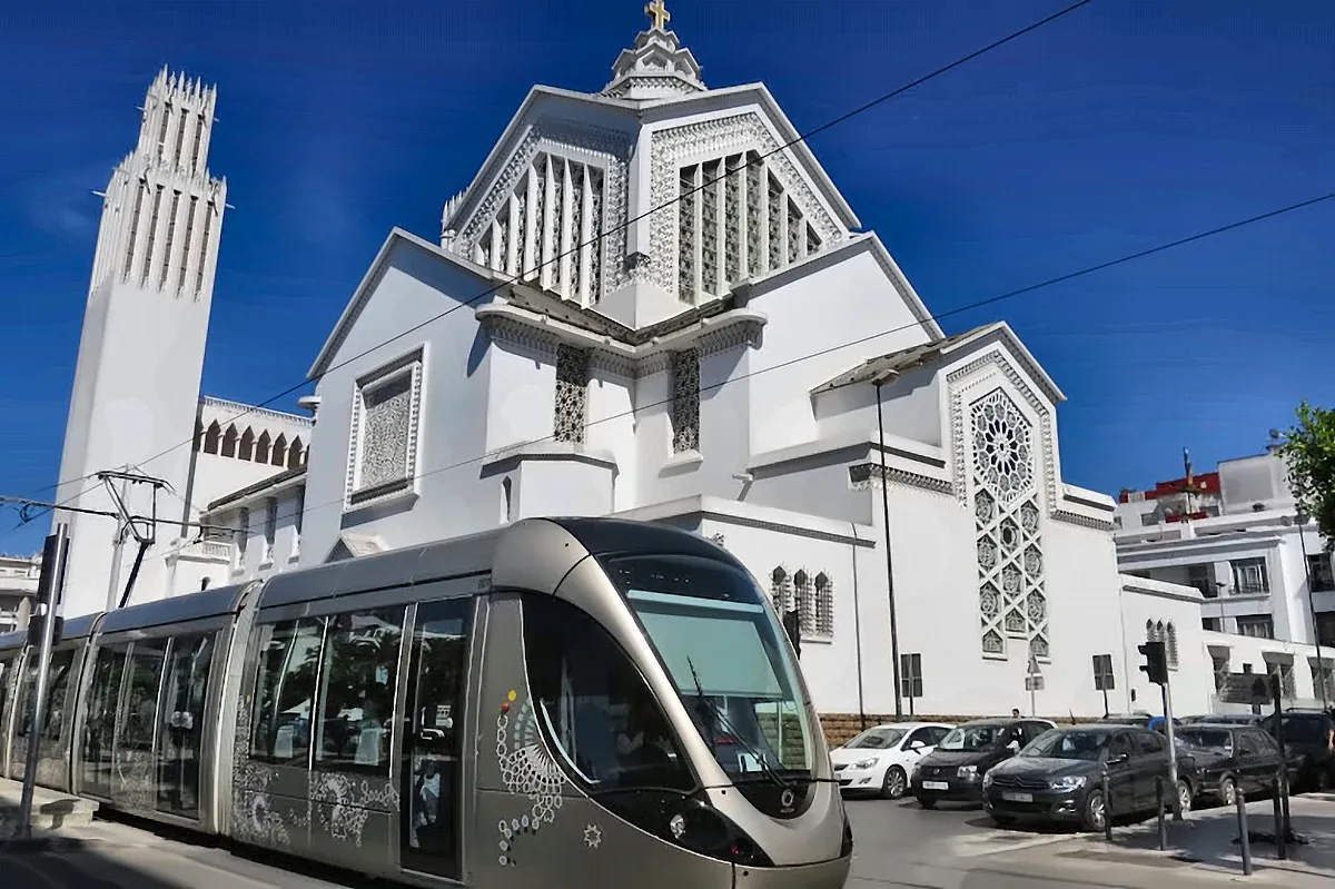 Il tram che passa davanti alla cattedrale di Saint-Pierre, nel centro di Rabat