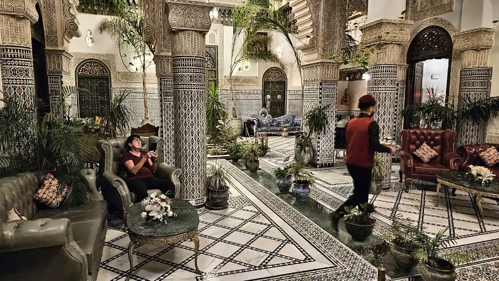 Il patio colonnato di un riad con i divani bassi