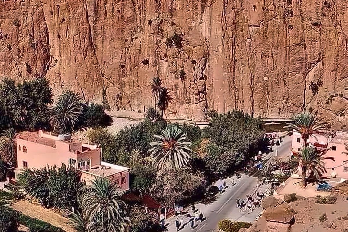 La strada e il palmeto delle gole del Todra visti dall'alto