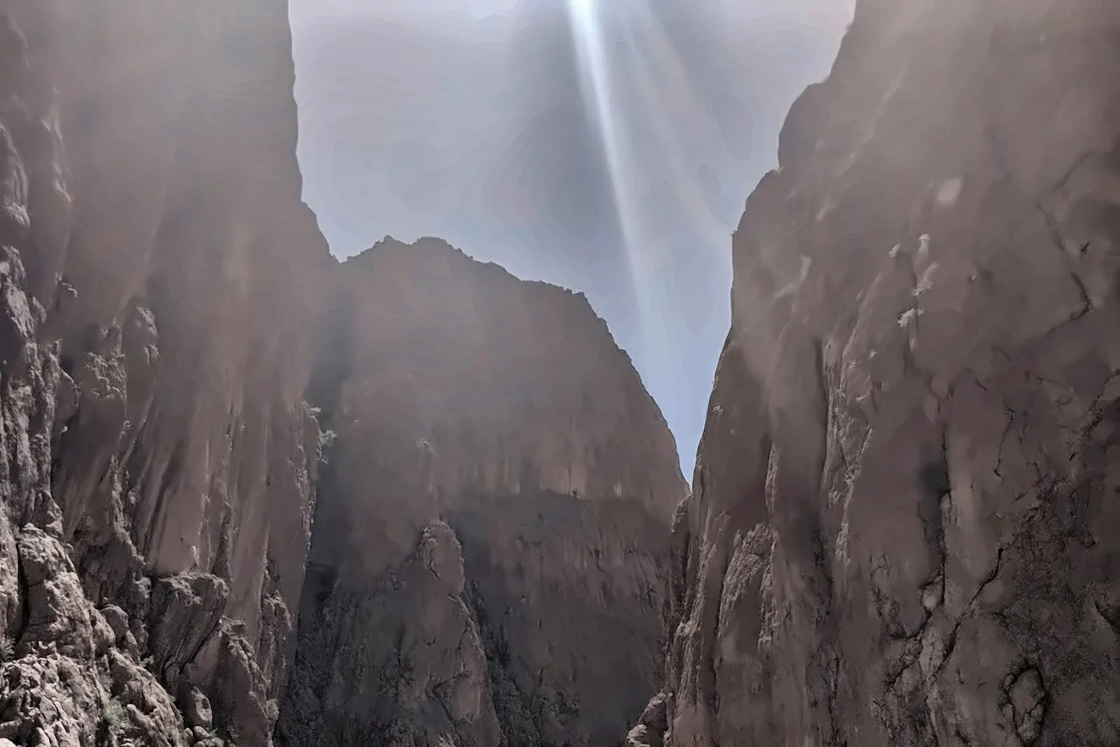 La luce che filtra nella strettoia delle gole del Todra