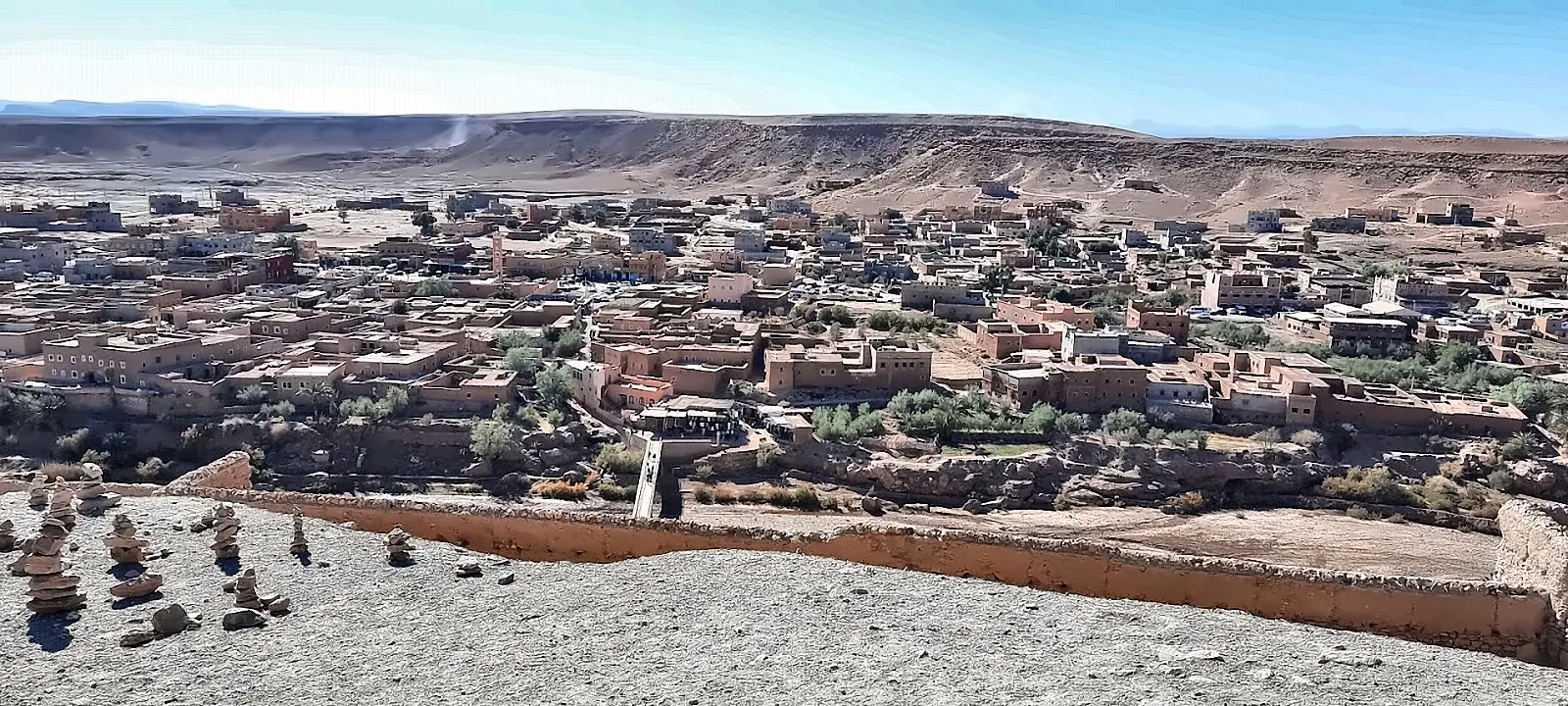 Ampia veduta di un villaggio berbero disteso nella valle