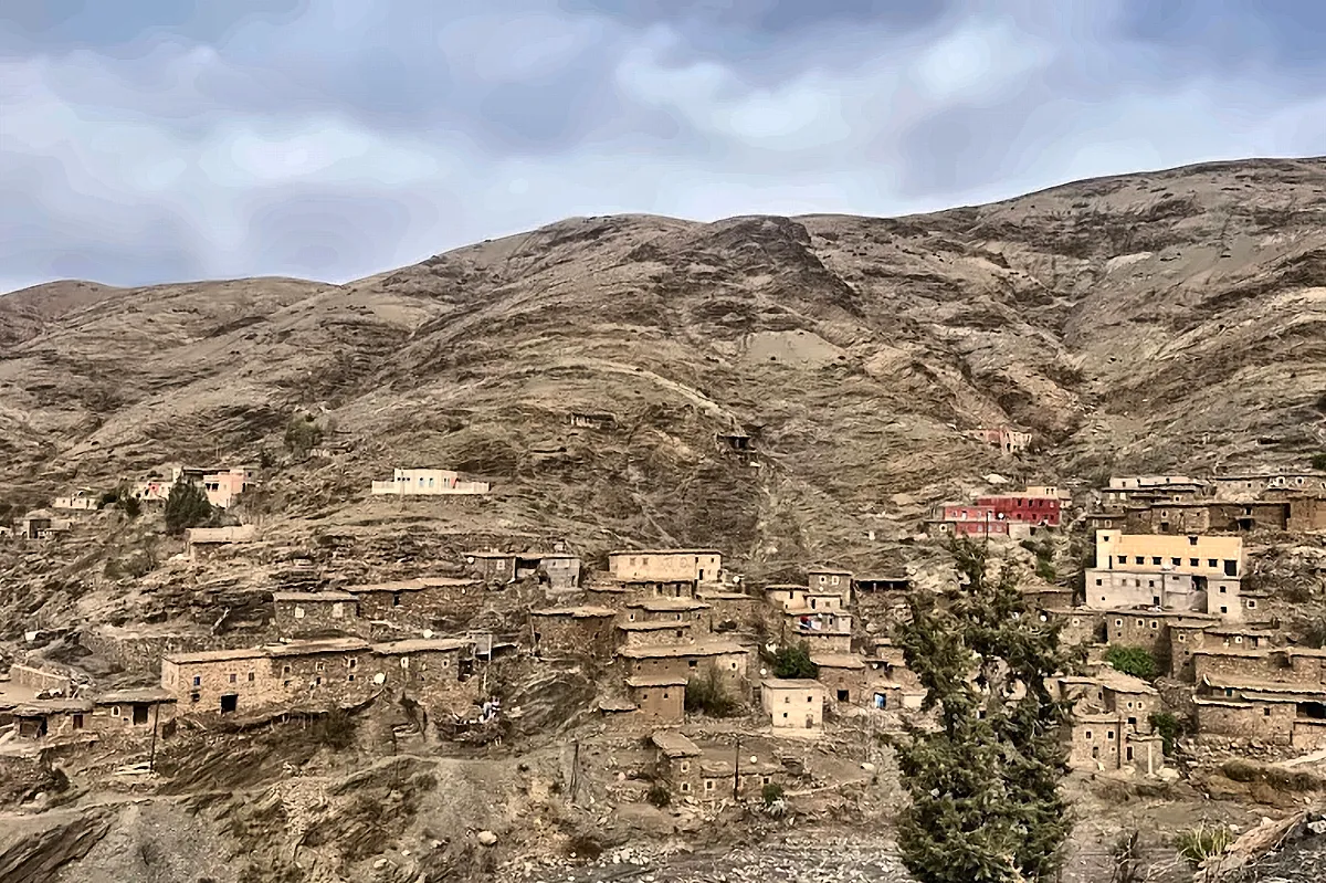 Villaggio di case di terra aggrappato al fianco della montagna