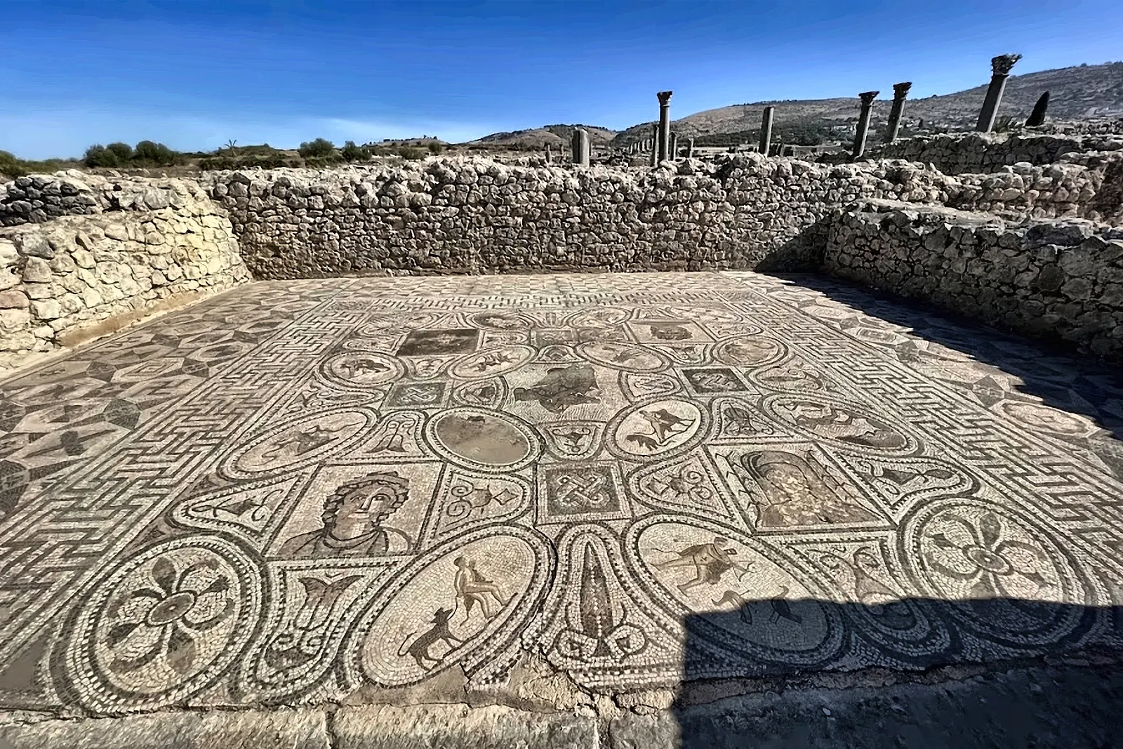 Un ampio mosaico geometrico romano fra i resti di Volubilis